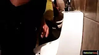 رجل وسيم يلعق بعمق ويحصل على شرجي في فيديو إكس إكس إكس خام