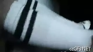 عيون مراهق ساذج تفتحت على جلسة من فعل يدوي مكثف للقضيبين