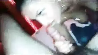 مراهقة يائسة بشعر ذيل الحصان يحصل مهبلها على حفر بقضيب صلب