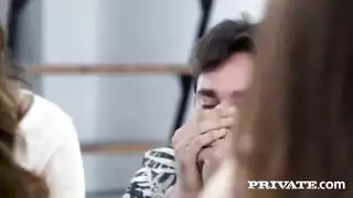 اربعه شباب نيكون يقتصبون بنت كسها ولا طيزها عاده ماشي انفتح عاده جديد