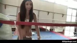شاعرة حسيّة تتوسل لاختراق عميق وتحصل عليه