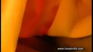 سمراء ناضجة تأخذ عشيقها المراهق في جولة إباحية جامحة