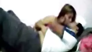 يمارس الجنس مع مربيته عندما يغادر والديه