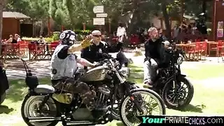 قنبلة شقراء تمارس الجنس في فيراري جنس سيارات من منظور الشخص الأول إباحي