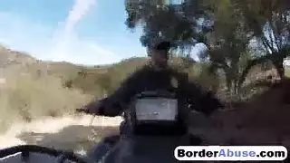 تلميذة نحيفة تأخذه من الخلف في الصف