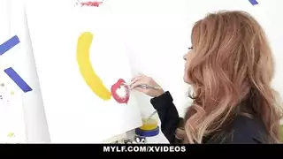 امرأة سمراء مثالية الملاعين مع الحب مع شاب