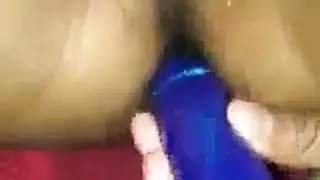 مراهقة نحيفة ذات أثداء كبيرة تكشف عن نفسها في سنترال بارك
