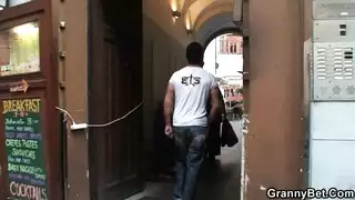 خبيرة شقراء أكبر سناً تمص بعفوية شاباً مفتول العضلات