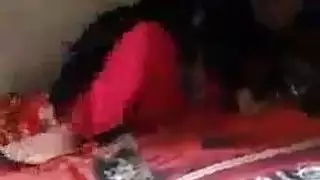 تناوب جنسي في سرير كبير: شابان يستخدمان كل فتحاتها