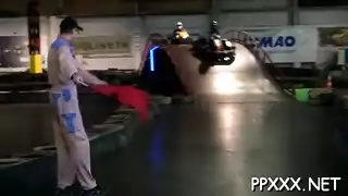 ولد صغير يلعب في كيس الفتاه