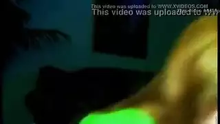 مراهقة حمراء الشعر ترتدي تنورة زهور تصل لهزة جماع ناضجة في فيلم إباحي