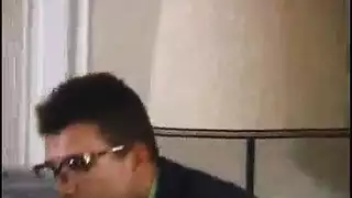 حارسات آسيويات يشاركن في قضيب ضخم منتصب