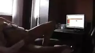 تدخل على أبنها وهي عاريه