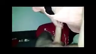 الأم الزوجة تظهر لفتاتها الجميلة كيف تعبد عمود اللحم القاسي