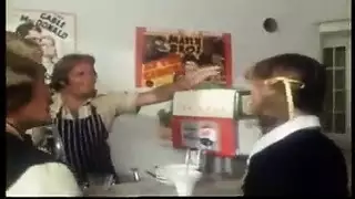 أمي شقراء يأخذها من الخلف