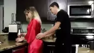 فارس ناضج يُمارس معه الجنس الوجهي ويُؤخذ