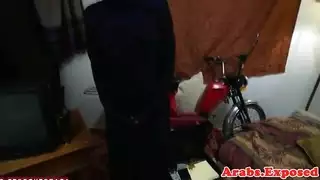 فتاة عربية ساخنة تأخذ قضيبًا في وضعية التبشيري الكلاسيكية