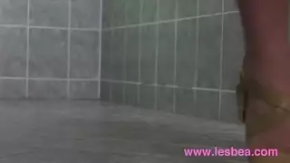 تقعد على وجه حتى يلحس كسها