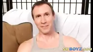 مؤخرة الشقراء الفاتحة البرتقالية تمتلئ بالسائل المنوي في فيلم نكاح شرجي صريح