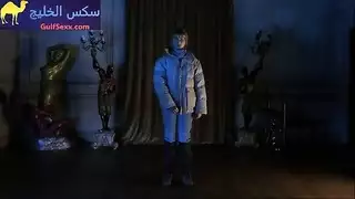 راجل يفرك مخبأ مرأ