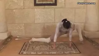 فتاة مرنة تظهر فرجها في جنس صارم في النادي