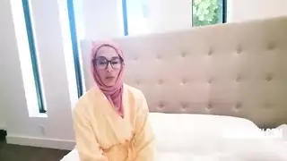 ثلاثي مثير: زوجة أب عربية وآسيوية شابة في جنس شرجي مزدوج