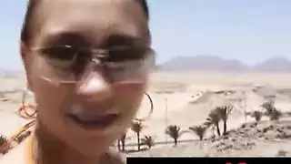 إباحية في العلن: فتاة بولندية يتم تحفيز فرجها بالأيس كريم في شارع مصري