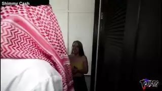 رجل وسيم أسمر يتلقى جنس فم محترف من شقراء صغيرة