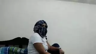 حصري: عاهرة ويب عربية ممتلئة تكشف عن كسها السمين