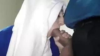 موظفة مكتبية يائسة تمص قضيب رئيسها المعلق بعمق