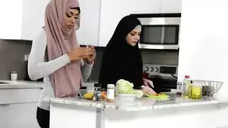 العاهرة العربية الأبنوسية تمتلئ بالسائل المنوي لرجلها ميلو