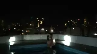جنس زلق في البركة دفقات عميقة وأنين عالٍ