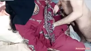 قضيب أبيض كبير يضرب مراهقة هندية في جنس سري بالنقاب