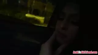 جميلة شرق أوسطية تختنق بالقضيب مع تحكم من خلال شعرها