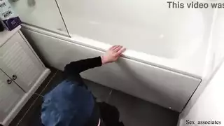 الخادمة الصغيرة تتعرض لنيك قاسي في مؤخرتها بوضع وحشي