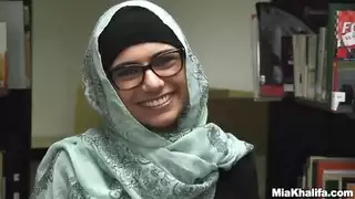 تعري كامل: منحنيات ميا خليفة العربية في مشهد جنسي