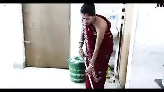 خادمة هندية مثيرة ترتدي زيًا موحدًا تأخذ أحمالًا متعددة