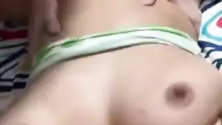 ربة المنزل العاهرة نجلاء تنحني وتُمارس الجنس مع صديق زوجها