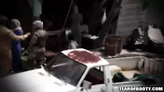 اثنان من الأطفال العرب يقبلان