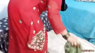 محجبة ومتلهفة: مشهد استمناء مكثف لسارة بهابهي