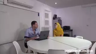 الجمال المحجّب يُفرغ قضيبًا في فمها