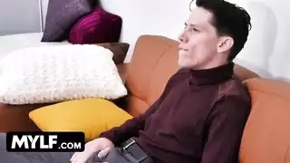 زوجة الأب دي وليامز جاهزة جدًا لتكون محشوة لعيد الشكر