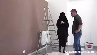 جميلة متدينة تتعرض للضرب من رسام سهل الطباع