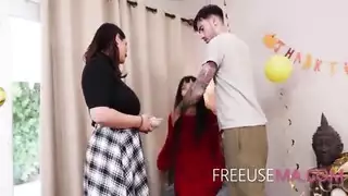 بورن آسيوي سحاقي صريح مع مقص