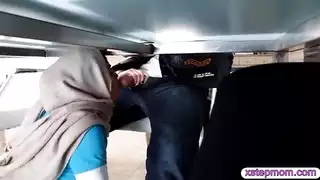 شاركت النساء العربيات لحوم رجل قاسية ومارس الجنس معهم على حد سواء