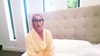عاهرة مرتدية الحجاب تمص وتضاجع رجلاً أمريكيًا في فيلم إباحي