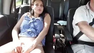 عاهرة متزوجة تلعب بفرجها المبلل، ثم تمارس الجنس بقوة مع زوجها في موقف السيارات