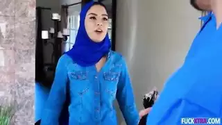 تفاوض الشروط وهي على ركبتيها