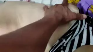 زوجة وقحة تأخذ قضيب عشيقها وزوجها نائم