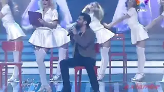 ممرضات ممتلئات الصدر يرقصن ثم يأخذن السائل المنوي على وجوههن